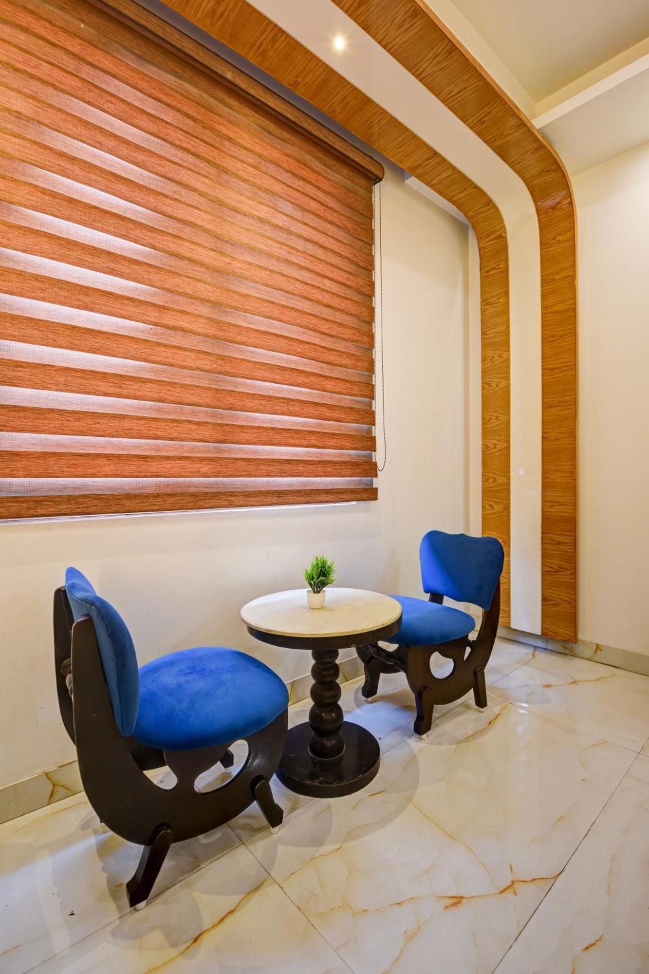 Hotel The York Legacy - 2 Minutes Walk From Railway Station